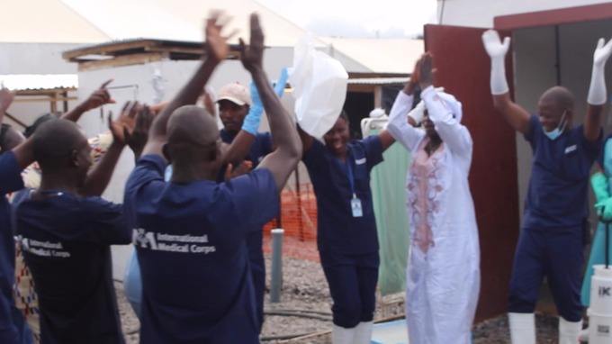 Sale del hospital el último paciente con ébola en Sierra Leona, y se celebra a lo grande
